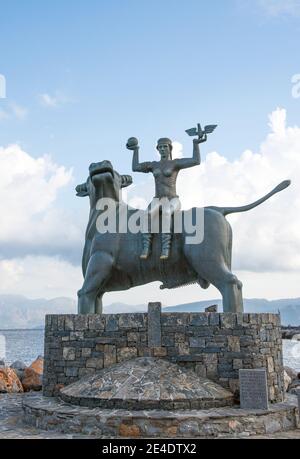 Agios Nikolaos, Crète, Grèce - 18 octobre 2020. Vue sur la Sculpture de l'Europe assise sur un taureau. Statue de l'Europe, mère du roi Minos, équitation A. Banque D'Images