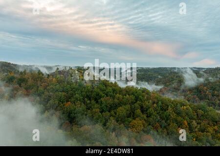 La brume matinale s'élève dans la gorge de la rivière Rouge à Slade, Ky. Banque D'Images