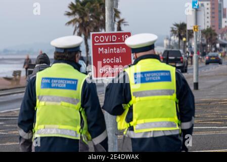 Southend on Sea, Essex, Royaume-Uni. 23 janvier 2021. La police et les agents de police civile patrouillent sur le front de mer de Southend on Sea pour faire respecter le COVID 19, le confinement du coronavirus. Les gens ont été critiqués pour s'être réunis sur les promenades et les plages, y compris les fêtes. Des agents de l'application de la loi patrouillent dans le parking de l'Esplanade de l'Ouest. Le conseil a fermé les aires de stationnement en bord de mer pour dissuader les visiteurs Banque D'Images