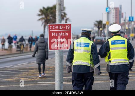 Southend on Sea, Essex, Royaume-Uni. 23 janvier 2021. La police et les agents de police civile patrouillent sur le front de mer de Southend on Sea pour faire respecter le COVID 19, le confinement du coronavirus. Les gens ont été critiqués pour s'être réunis sur les promenades et les plages, y compris les fêtes. Des agents de l'application de la loi patrouillent dans le parking de l'Esplanade de l'Ouest. Le conseil a fermé les aires de stationnement en bord de mer pour dissuader les visiteurs Banque D'Images