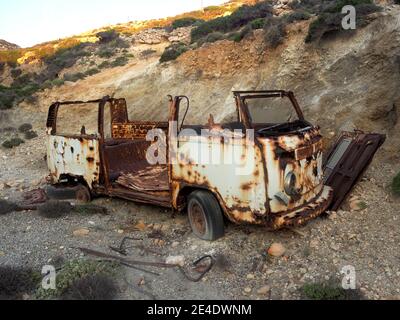 Vieux rouillé Volkswagen minibus/minibus abandonné sur une île grecque Banque D'Images