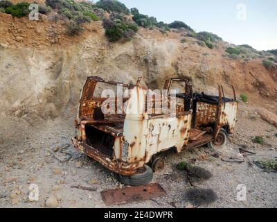 Vieux rouillé Volkswagen minibus/minibus abandonné sur une île grecque Banque D'Images