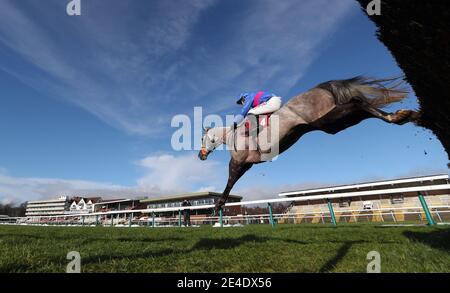 Silver Hallmark, criblé par Adam Wedge sur le chemin de gagner le Read Nicky Henderson's Unibet Blog novice Chase pendant la journée de poursuite de Peter Marsh à l'hippodrome de Haydock Park. Date de la photo: Samedi 23 janvier 2021. Banque D'Images