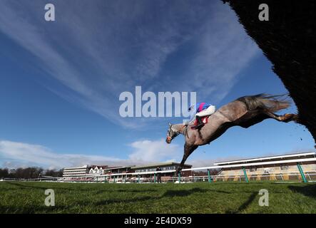 Silver Hallmark, criblé par Adam Wedge sur le chemin de gagner le Read Nicky Henderson's Unibet Blog novice Chase pendant la journée de poursuite de Peter Marsh à l'hippodrome de Haydock Park. Date de la photo: Samedi 23 janvier 2021. Banque D'Images