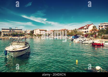 Village côtier de Petrcane en Dalmatie, Croatie avec l'eau de mer bleue et les yachts, destination voyage arrière-plan touristique Banque D'Images