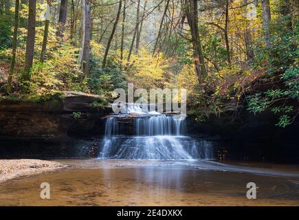 L'eau coule au-dessus des chutes de la création dans la gorge de la rivière Rouge, Ky. Banque D'Images