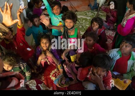 Rajasthan. Inde. 07-02-2018. Groupe d'enfants tout en recevant l'éducation dans un quartier pauvre en Inde. Banque D'Images