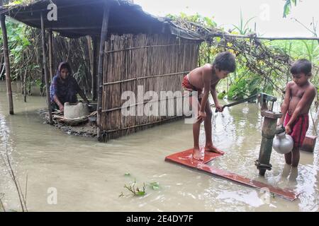 Le Bangladesh est une terre de nombreux fleuves. Elle est très sujette aux inondations en raison de sa présence sur le delta du fleuve Brahmaputra (également connu sous le nom de delta du Gange Banque D'Images