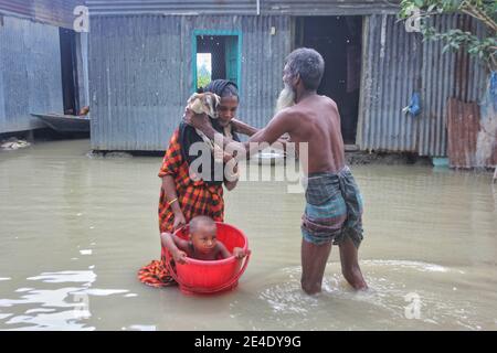 Le Bangladesh est une terre de nombreux fleuves. Elle est très sujette aux inondations en raison de sa présence sur le delta du fleuve Brahmaputra (également connu sous le nom de delta du Gange Banque D'Images