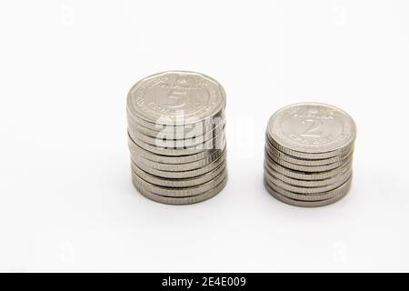 L'argent ukrainien sur un fond clair. Deux piles de pièces ukrainiennes nominales sont 5 et 2 hryvnia Banque D'Images