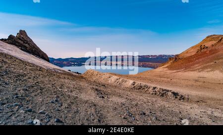 Vue panoramique sur le paysage islandais de la caldeira volcanique colorée Askja, au milieu du désert volcanique des Highlands, avec volcan rouge turquoise Banque D'Images