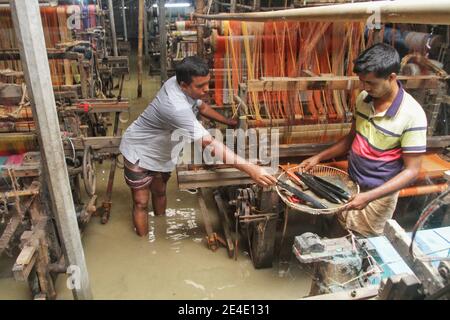 Le Bangladesh est une terre de nombreux fleuves. Elle est très sujette aux inondations en raison de sa présence sur le delta du fleuve Brahmaputra (également connu sous le nom de delta du Gange Banque D'Images