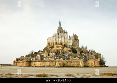 Vue générale du célèbre Mont Saint-Michel depuis la baie à marée basse Banque D'Images