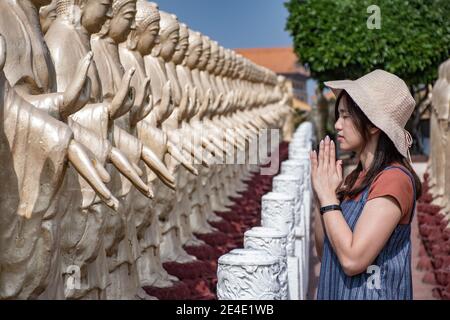 Prière et vue sur la statue de Bouddha doré et la statue de Grand Bouddha géant en arrière-plan au monastère FO Guang Shan à Kaohsiung Taiwan Banque D'Images