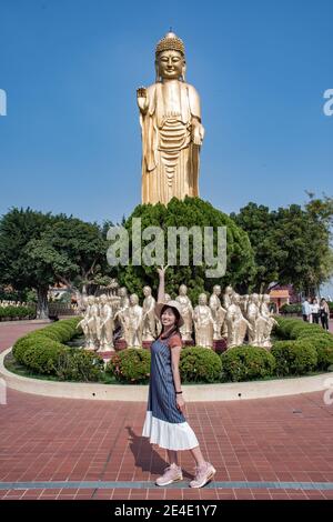 Prière et vue sur la statue de Bouddha doré et la statue de Grand Bouddha géant en arrière-plan au monastère FO Guang Shan à Kaohsiung Taiwan Banque D'Images