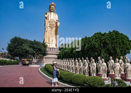 Prière et vue sur la statue de Bouddha doré et la statue de Grand Bouddha géant en arrière-plan au monastère FO Guang Shan à Kaohsiung Taiwan Banque D'Images