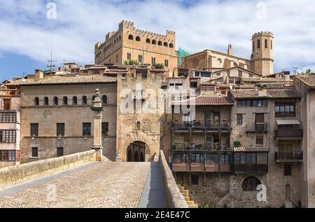 Pont d'entrée à Valderrobres, un village médiéval de Teruel, Espagne Banque D'Images