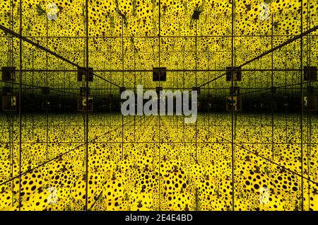 Une salle à miroir à débordement entièrement jaune et noir potka installation art par l'artiste japonais, Yayoi Kusama. Banque D'Images