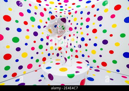 Visiteurs regardant l'installation artistique de l'artiste japonais contemporain Yayoi Kusama à la galerie Gropius Bau. Salle blanche remplie de points colorés. Banque D'Images