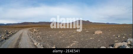 Vue panoramique sur le paysage islandais du désert volcanique le plus meurtrier des Highlands, avec des pierres et des rochers projetés par des éruptions volcaniques et des randonnées Banque D'Images