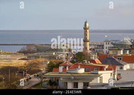 Vue sur Warnemuende avec les sites de Teepott et le phare Banque D'Images