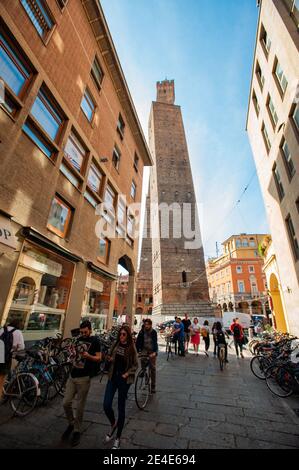 BOLOGNE, ITALIE - 30 SEPTEMBRE 2019 : vue sur les tours penchées de Torre Garisenda et Torre Degli Asinelli due Torri. Deux tours et des personnes Banque D'Images