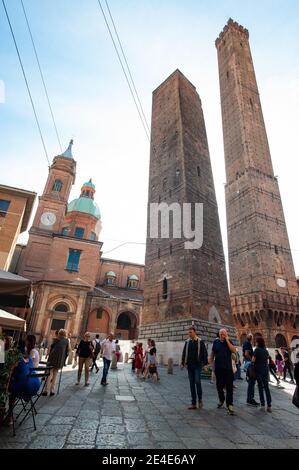 BOLOGNE, ITALIE - 30 SEPTEMBRE 2019 : vue sur les tours penchées de Torre Garisenda et Torre Degli Asinelli due Torri. Deux tours et des personnes Banque D'Images