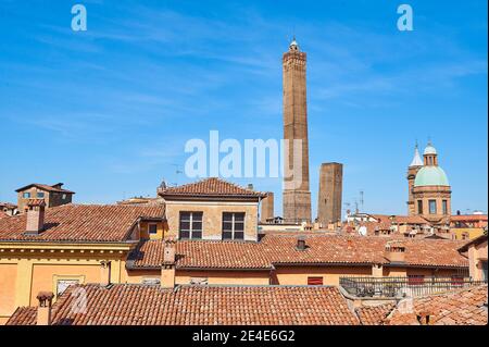 BOLOGNE, ITALIE - 30 SEPTEMBRE 2019 : vue sur les tours penchées de Torre Garisenda et Torre Degli Asinelli due Torri. Signification de deux tours Banque D'Images