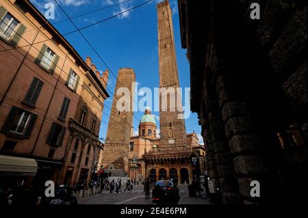 BOLOGNE, ITALIE - 30 SEPTEMBRE 2019 : vue sur les tours penchées de Torre Garisenda et Torre Degli Asinelli due Torri. Signification de deux tours Banque D'Images