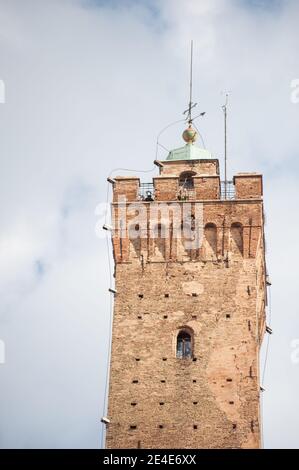 BOLOGNE, ITALIE - 30 SEPTEMBRE 2019 : vue sur les tours penchées de Torre Garisenda et Torre Degli Asinelli due Torri. Signification de deux tours Banque D'Images