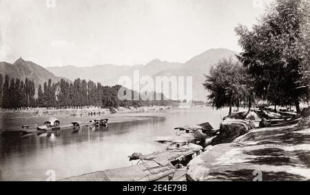 Photographie ancienne du XIXe siècle : la rivière Jhelum, Munshi Bagh, une localité de la ville de Srinagar dans l'État de Jammu-et-Cachemire, en Inde. Banque D'Images