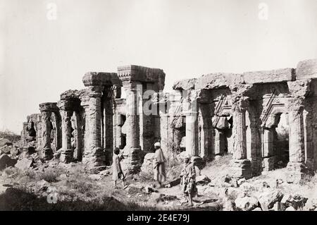 Photographie vintage du XIXe siècle : Temple du Soleil Marmand. Aujourd'hui en ruines, le temple est situé à huit miles d'Anantnag dans le territoire de l'Union indienne de Jammu-et-Cachemire. Banque D'Images