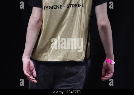 Berlin, Allemagne. 23 janvier 2021. Une « patrouille d'hygiène » dans la centrale garantit que les règles de distance sont respectées lors des événements avec plusieurs personnes. Credit: Jörg Carstensen/dpa/Alay Live News Banque D'Images
