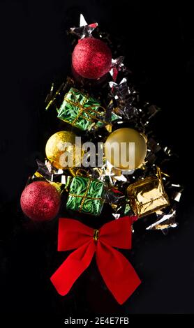 Composition de Noël ou du nouvel an avec décorations rétro - étoiles, confettis, balles et boîtes-cadeaux Banque D'Images