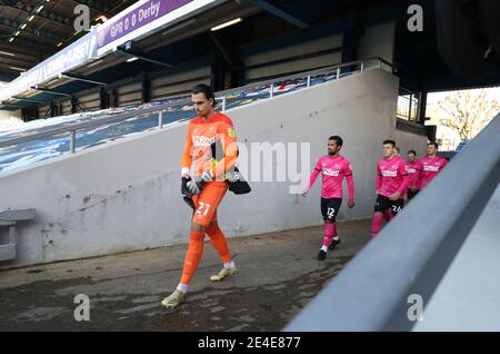 Kelle Roos, gardien de but du comté de Derby (à gauche), et ses copains taem marchent sur le terrain avant le match du championnat Sky Bet au Kiyan Prince Foundation Stadium, Londres. Date de la photo: Samedi 23 janvier 2021. Banque D'Images