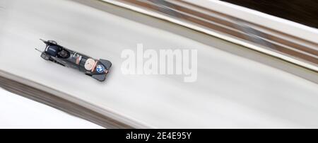 23 janvier 2021, Bavière, Schönau am Königssee: Bobsleigh: Coupe du monde, bobsleigh, hommes. Une équipe de bobsleigh se forme sur la piste de glace artificielle de Königssee. Photo: Tobias Hase/dpa Banque D'Images