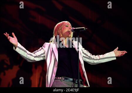 Natalie Appleton d'Appleton sur scène au « Chris Tarrant Capital Request concert » qui s'est tenu à la Wembley Arena à Londres, au Royaume-Uni. 7 septembre 2002 Banque D'Images