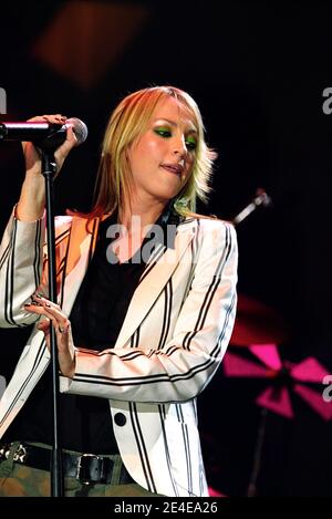 Natalie Appleton d'Appleton sur scène au « Chris Tarrant Capital Request concert » qui s'est tenu à la Wembley Arena à Londres, au Royaume-Uni. 7 septembre 2002 Banque D'Images