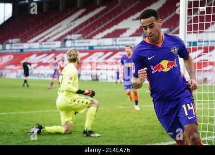 Firo: 23.01.2021 Soccer: Soccer: 1er Bundesliga, saison 2020/21 FSV Mainz - RB Leipzig 0: 1 but, de gauche à droite Tyler Adams (Leipzig), goalwart Robin Zentner (Mayence), jubilation, goaljubel, geste, geste , photo: Thorsten Wagner / Witters / POOL / via firoportphoto | utilisation dans le monde entier Banque D'Images