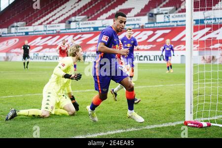 Firo: 23.01.2021 Soccer: Soccer: 1er Bundesliga, saison 2020/21 FSV Mainz - RB Leipzig 0: 1 but, de gauche à droite Tyler Adams (Leipzig), goalwart Robin Zentner (Mayence), jubilation, goaljubel, geste, geste , photo: Thorsten Wagner / Witters / POOL / via firoportphoto | utilisation dans le monde entier Banque D'Images