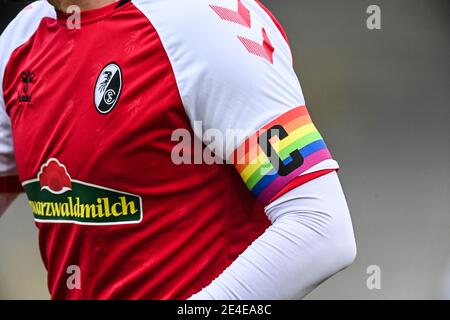 L'équipe de Fribourg porte un capitaensband arc-en-ciel comme une déclaration pour une société ouverte et diversifiée GES / football / 1. Bundesliga: SC Freiburg - VfB Stuttgart, 23.01.2021 football: 1ère ligue: SC Freiburg vs VfB Stuttgart, Freiburg, 23 janvier 2021 | utilisation dans le monde entier Banque D'Images