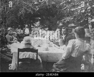 Archive américaine portrait cyanotype d'un grand repas de fête familiale à une table extérieure. Prise à la fin du XIXe siècle à Port Byron, NY, États-Unis Banque D'Images