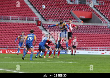 SUNDERLAND, ANGLETERRE. LE 23 JANVIER Charlie Wyke de Sunderland dirige son premier but lors du match Sky Bet League 1 entre Sunderland et Shrewsbury Town au stade de Light, Sunderland, le samedi 23 janvier 2021. (Credit: Mark Fletcher | MI News) Credit: MI News & Sport /Alay Live News Banque D'Images