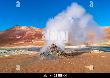 Zone géothermale active Hverir près du lac Myvatn en Islande, ressemblant au paysage de la planète rouge martienne, en été et dans le ciel bleu Banque D'Images