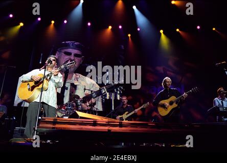 Mike et The Mechanics sur scène au « Chris Tarrant Capital Request concert », qui s'est tenu au Wembley Arena de Londres, au Royaume-Uni. 7 septembre 2002 Banque D'Images