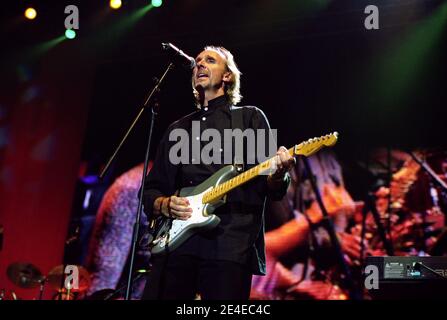 Mike et The Mechanics sur scène au « Chris Tarrant Capital Request concert », qui s'est tenu au Wembley Arena de Londres, au Royaume-Uni. 7 septembre 2002 Banque D'Images