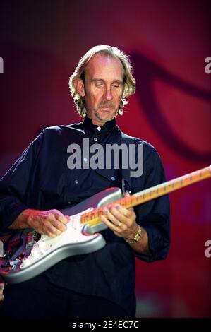 Mike et The Mechanics sur scène au « Chris Tarrant Capital Request concert », qui s'est tenu au Wembley Arena de Londres, au Royaume-Uni. 7 septembre 2002 Banque D'Images