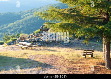 Banc de montagne à Hervas, sous un arbre au coucher du soleil Banque D'Images