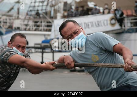 Un certain nombre de membres de l'équipage du KRI Dewaruci, portant un masque tout en faisant un remorqueur de guerre à la jetée de Kolinlamil (Commandement maritime militaire), Tanjung Priok, nord de Jakarta, vendredi (22/1/2021). L'arrivée du légendaire navire KRI (cuirassé de la République d'Indonésie) Dewaruci appartenant à la Marine indonésienne qui a dans le monde entier, afin de soutenir la commémoration de la journée Dharma Samudera. KRI Dewaruci a contribué à promouvoir le tourisme indonésien aux yeux de la communauté internationale. Après cet événement, KRI Dewaruci se tiendra à Surabaya, Java-est. (Photo de Kuncoro Widyo Rumpoko/Pacific Press/ Banque D'Images