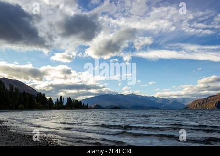 Lac Wanaka au coucher du soleil - l'arbre le plus photographié dans Nouvelle-Zélande Banque D'Images